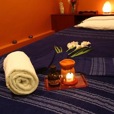 Avari Towers Karachi Exterior photo A massage table