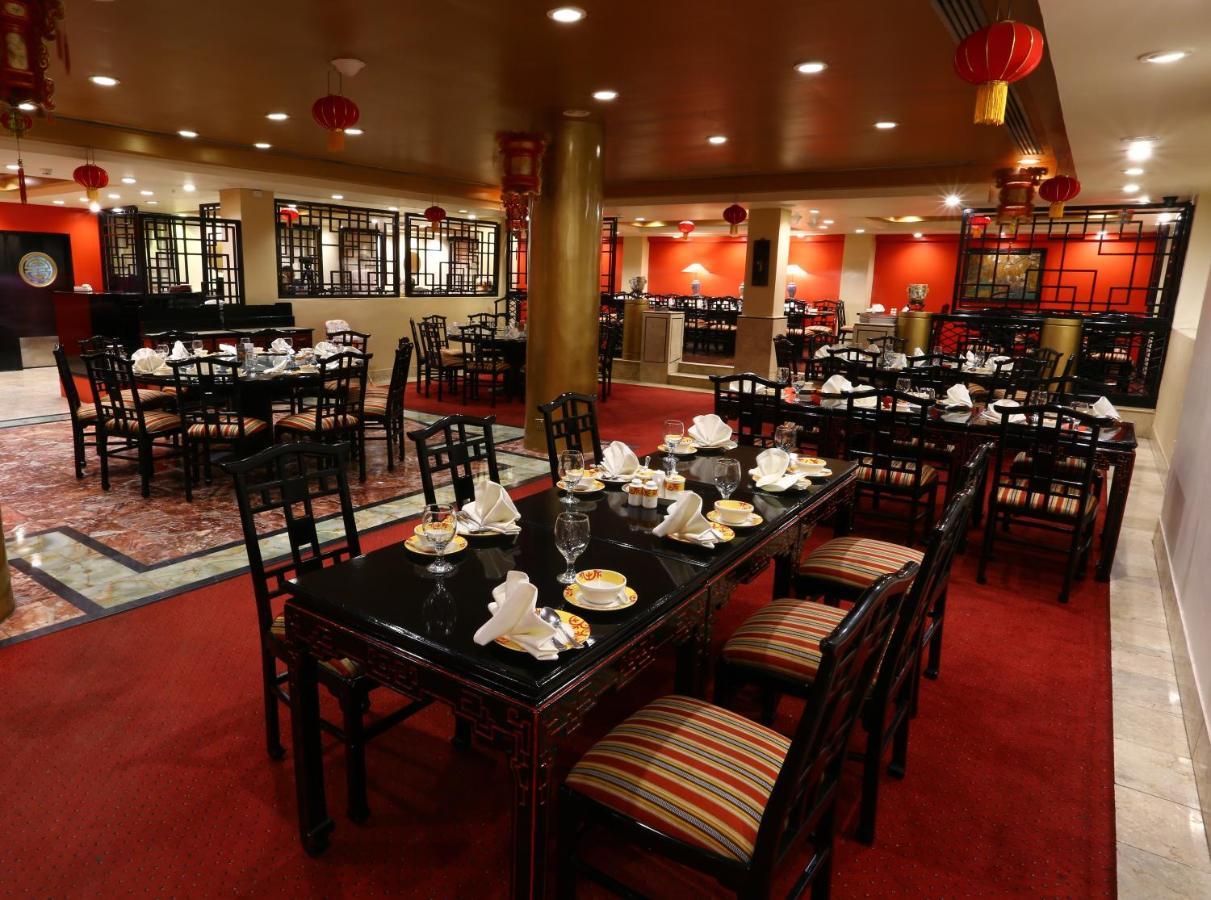 Avari Towers Karachi Exterior photo The interior of the restaurant