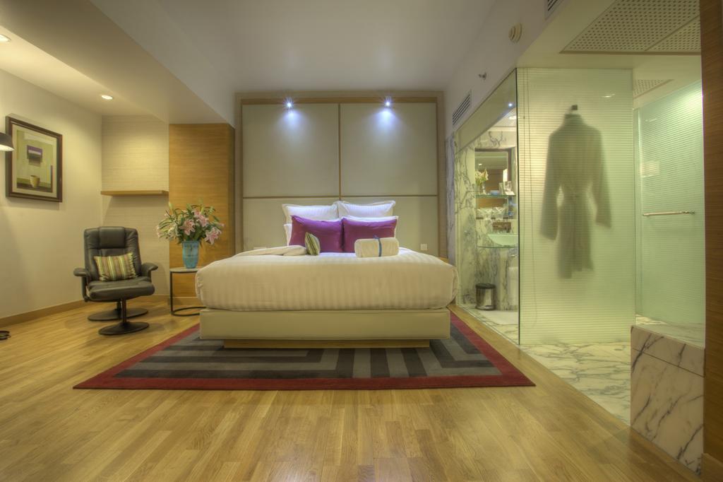 Avari Towers Karachi Room photo A bedroom at the hotel