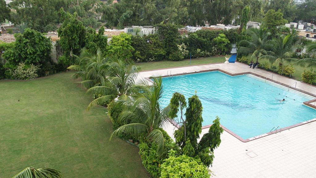 Avari Towers Karachi Exterior photo Swimming pool at the club