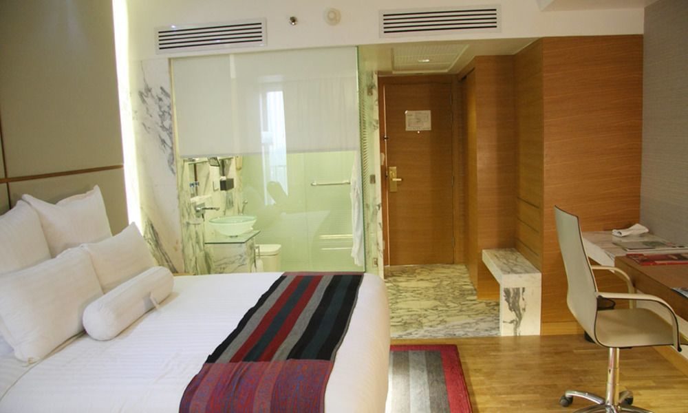 Avari Towers Karachi Exterior photo A room at the hotel