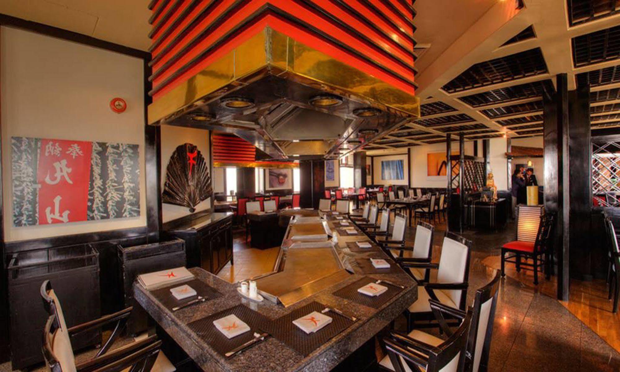 Avari Towers Karachi Exterior photo The interior of a typical PF Chang's
