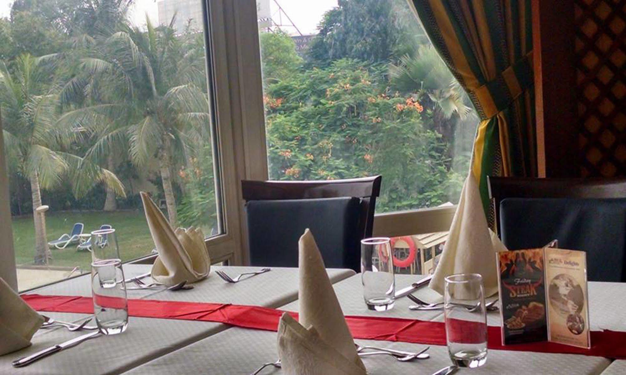Avari Towers Karachi Exterior photo The interior of the restaurant