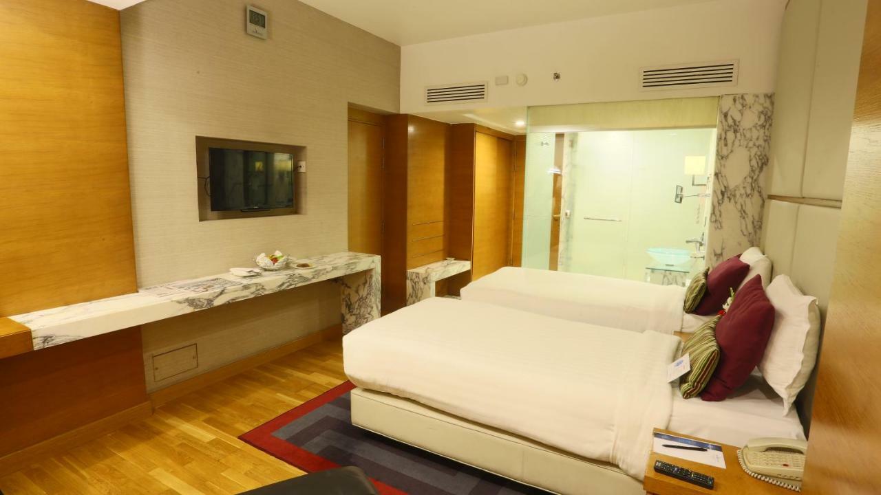 Avari Towers Karachi Exterior photo A room at the Park Hotel, New Delhi