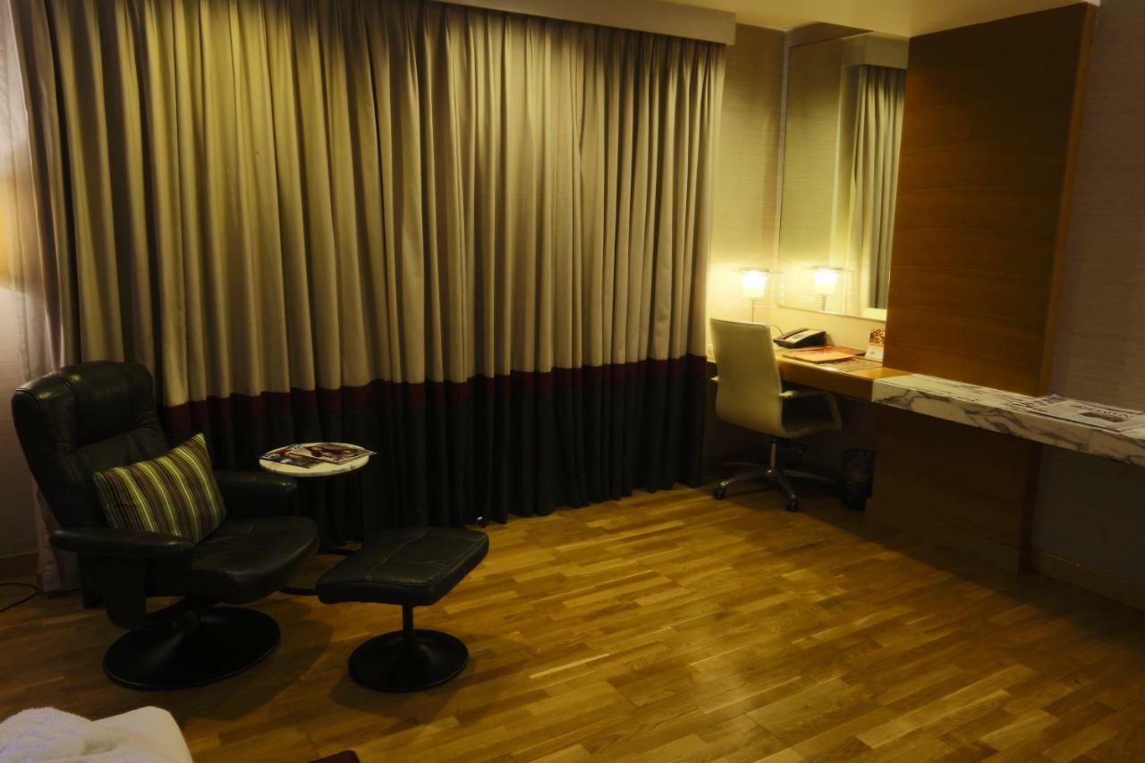 Avari Towers Karachi Exterior photo A room at the hotel