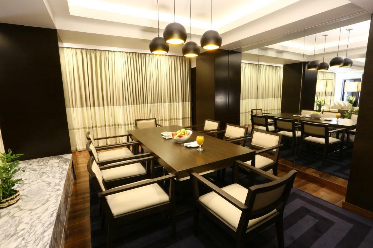 Avari Towers Karachi Exterior photo The dining room