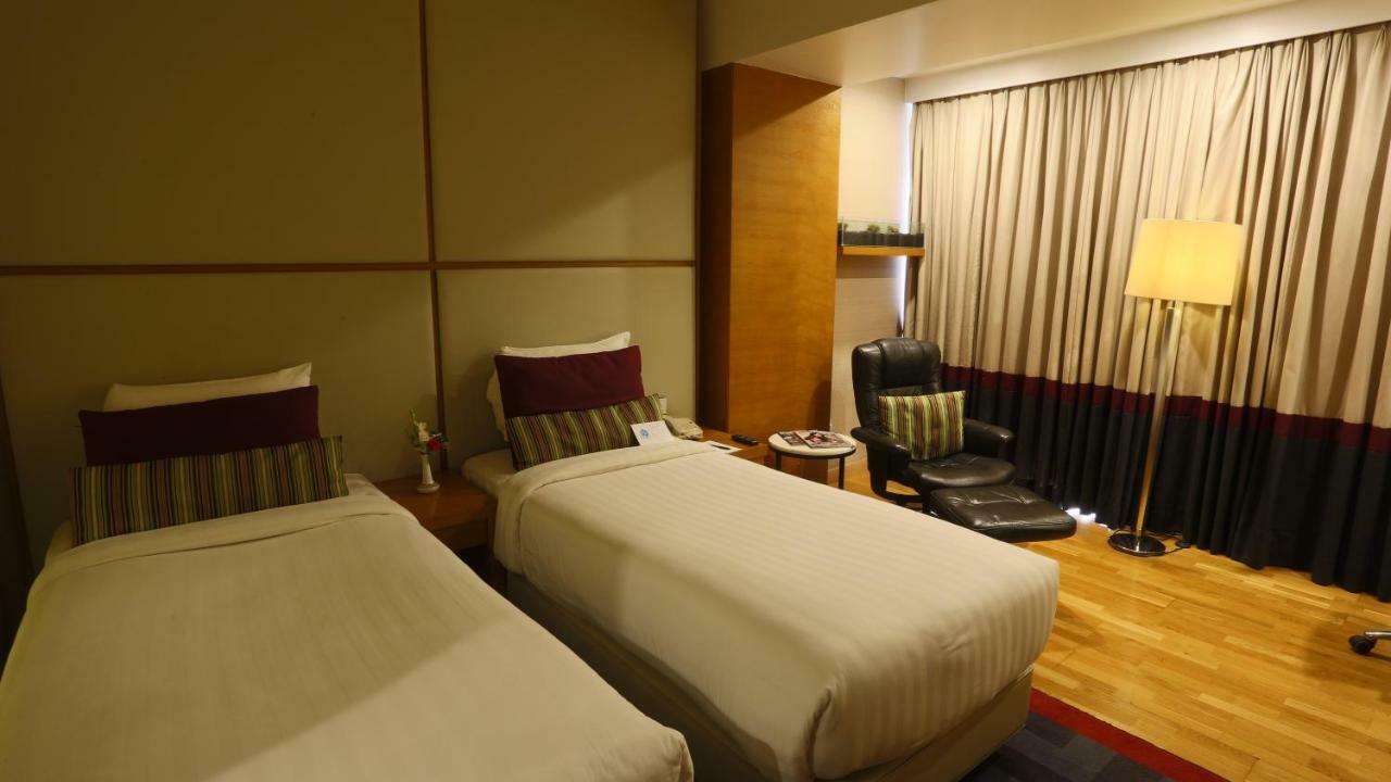 Avari Towers Karachi Exterior photo A room at the hotel