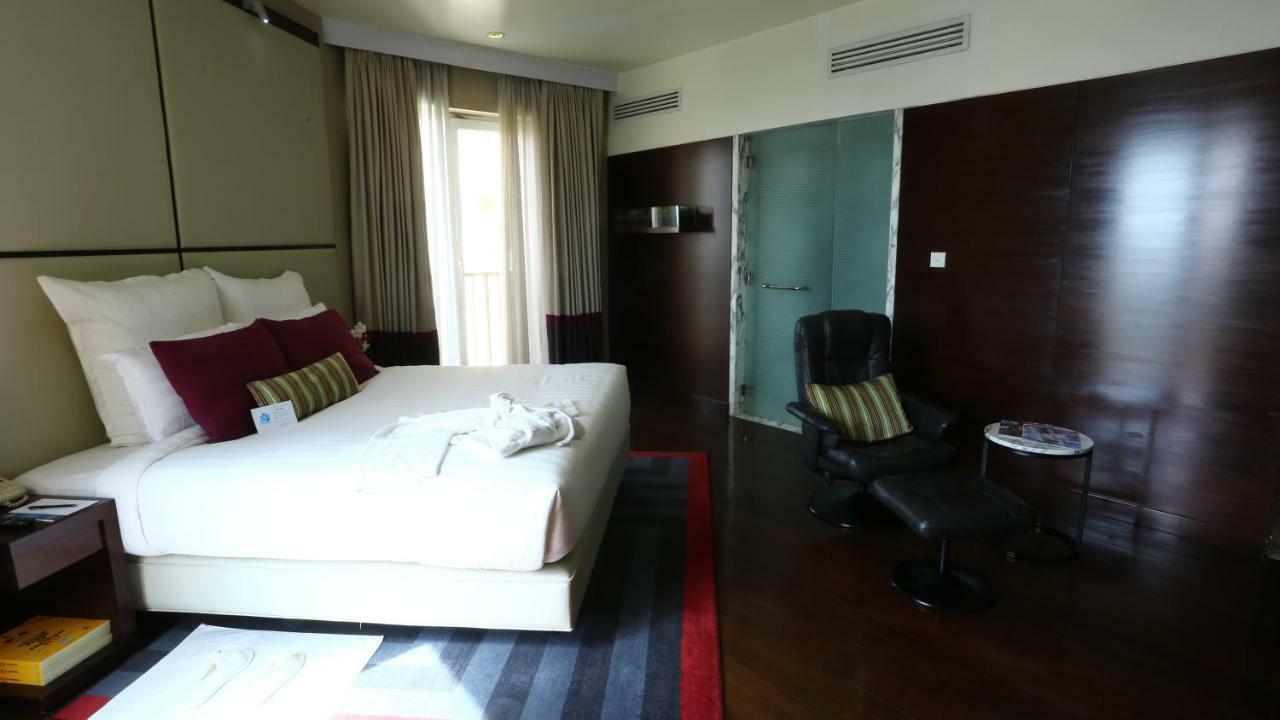 Avari Towers Karachi Exterior photo A room at the Park