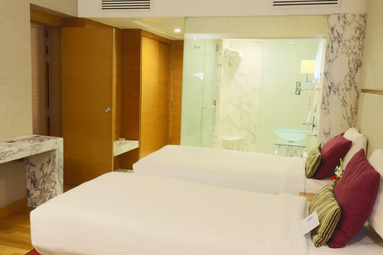 Avari Towers Karachi Exterior photo A room at the hotel