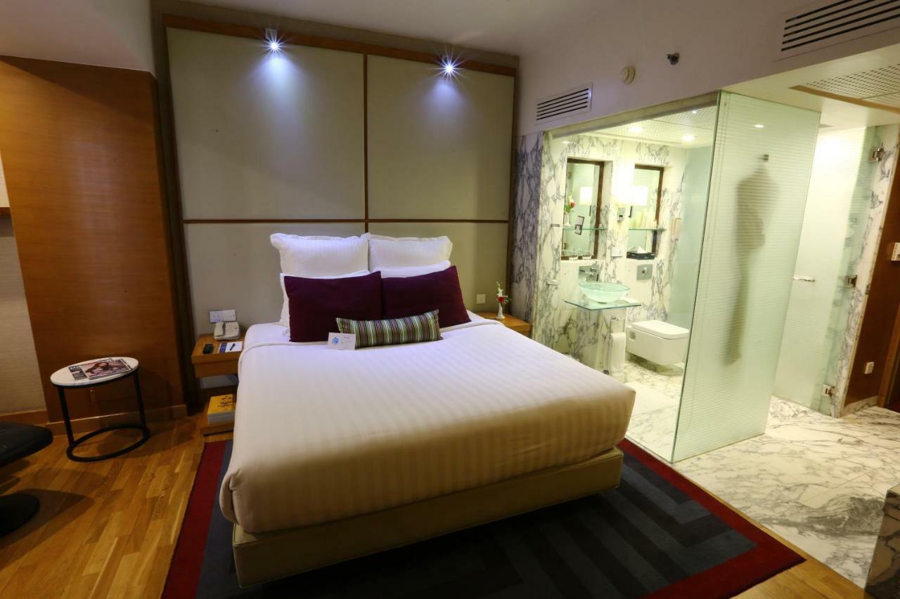 Avari Towers Karachi Exterior photo A room at the hotel